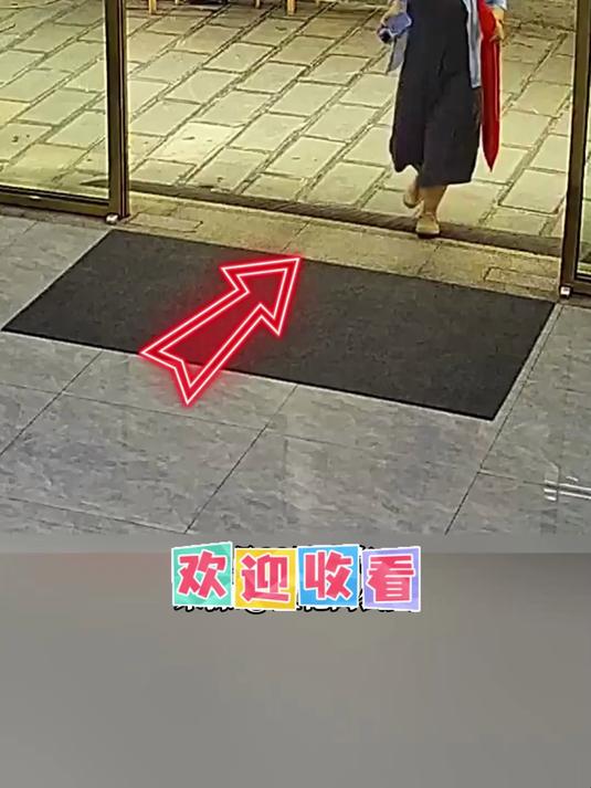 派出所接处警大厅上演欢乐一幕“00后”新警喜提“显眼包”锦旗