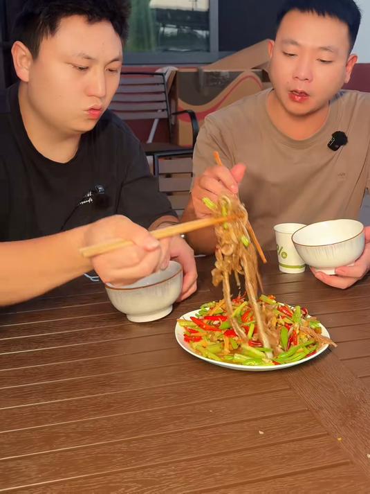 今天给妹夫做一个爆炒毛肚,脆嫩爽口,做法简单