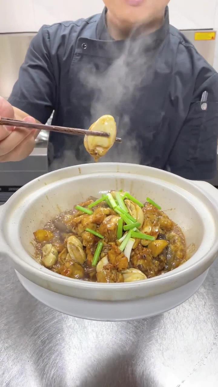 生蚝焖鸡,在粤菜里是比较有名的一道特色菜