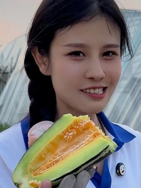 今天开大货车去地头拉菜,切开吃一口真脆甜,一口气装满2000斤