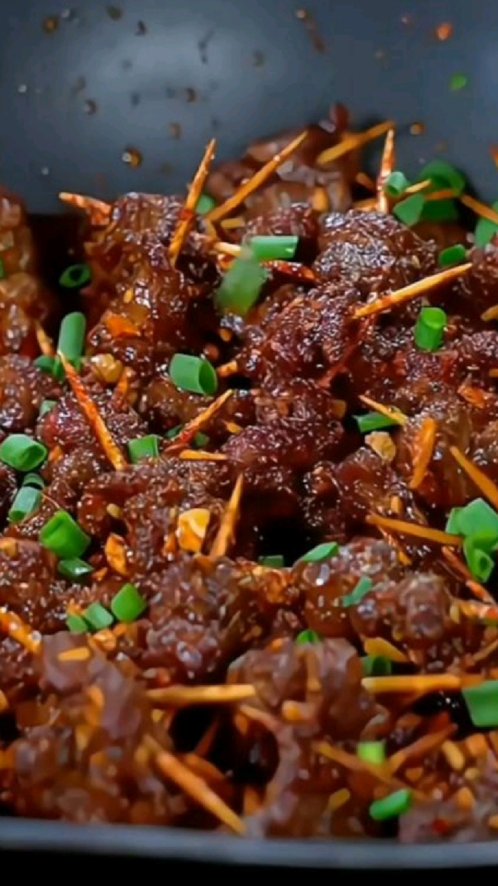 在家做牙签牛肉,比去外面吃烧烤划算,就是有点费酒