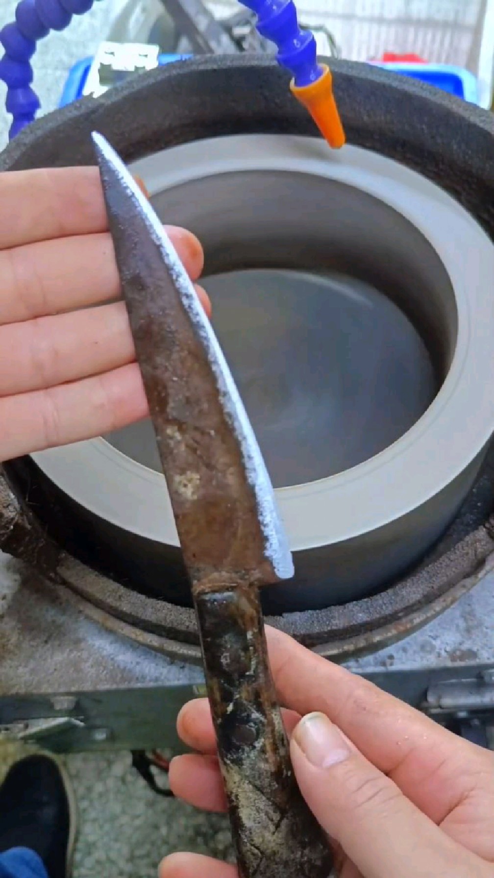 磨刀神器水冷磨刀机,快速修磨遗弃、搁置的剔骨分割刀。#磨菜刀老手艺新方法 #磨刀