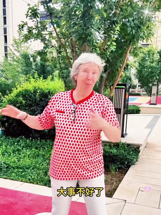 大事不好了,丹麦公婆回国后竟患上了味蕾相思病在国内吃香喷喷的包子油条现在对着牛奶面包直叹气
