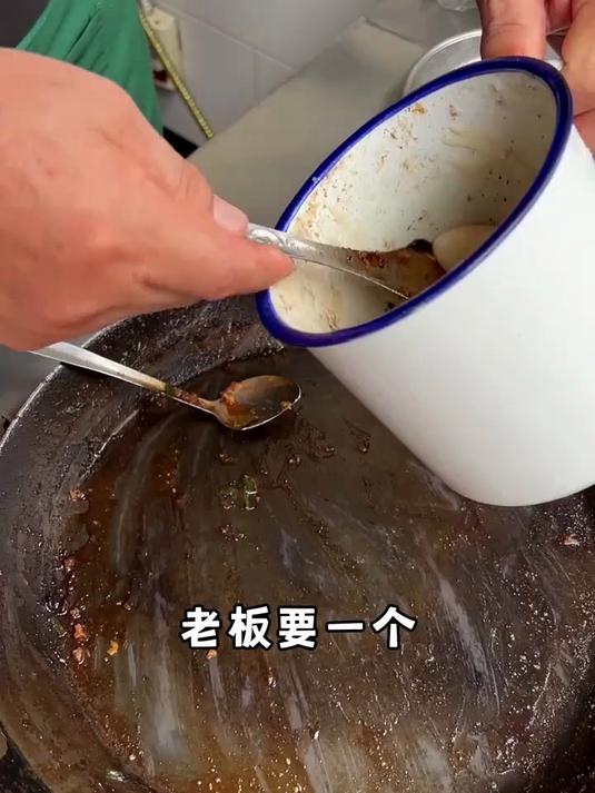 牛肉炒年糕！老板这口音好可爱喔～口头禅好有趣喔