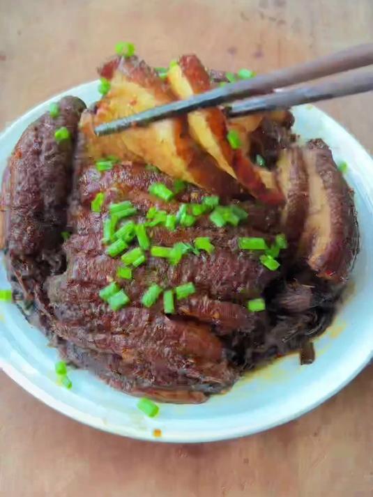 自己在家做的梅菜扣肉就是好吃,软烂入味简直香迷糊了