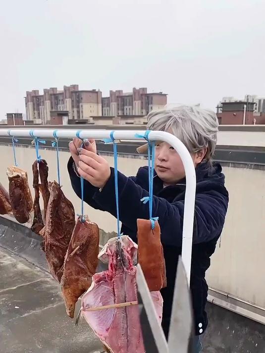 晒腊肉干货，可以用这种不锈钢腊肉挂钩，承重力很强可重复使用