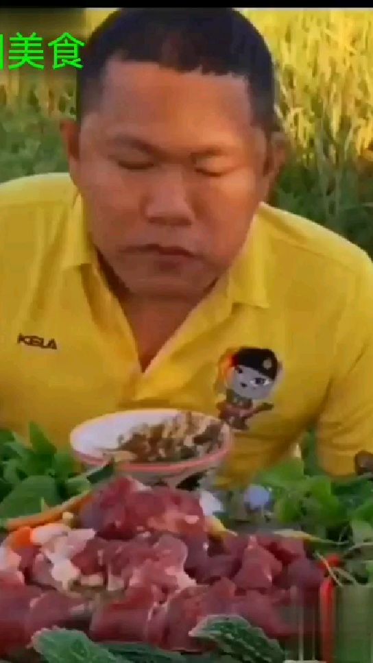 泰国大叔吃生牛肉还加点生蔬菜太香了