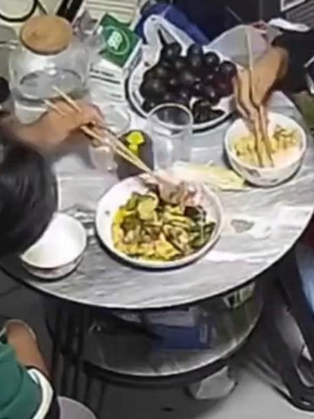 妈妈问孩子还吃不吃肉,孩子却说“不吃就不吃,天天说那些废话干啥”,妈妈:当时就想把菜丢垃圾