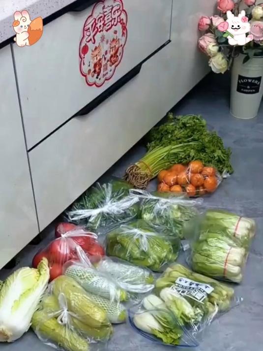 这是一款厨房落地水果蔬菜架,适用于厨房各种大小角落