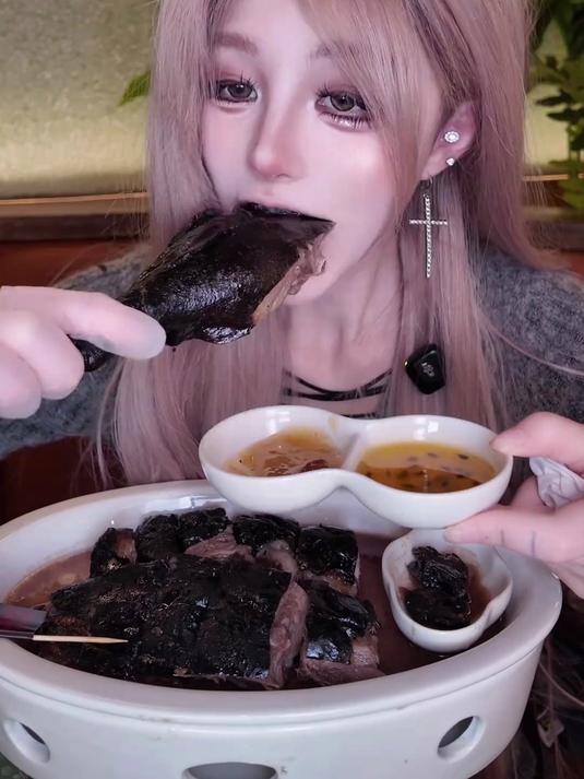 超好吃的黑松露烧鹅来啦!我爱粤菜!