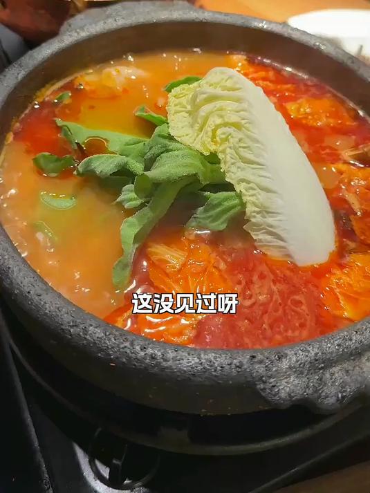 头一次吃云贵菜体验很新奇,油焖铜锅鸡!