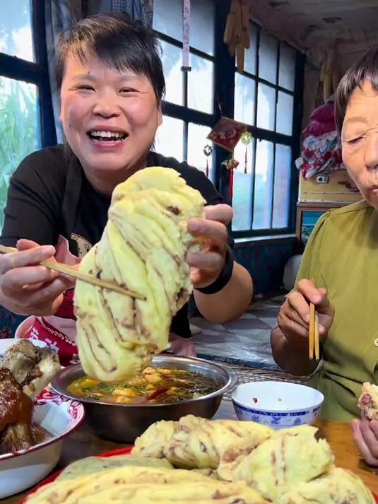 小米面花卷暄软得很,带点淡淡的米香,热乎吃着特舒服