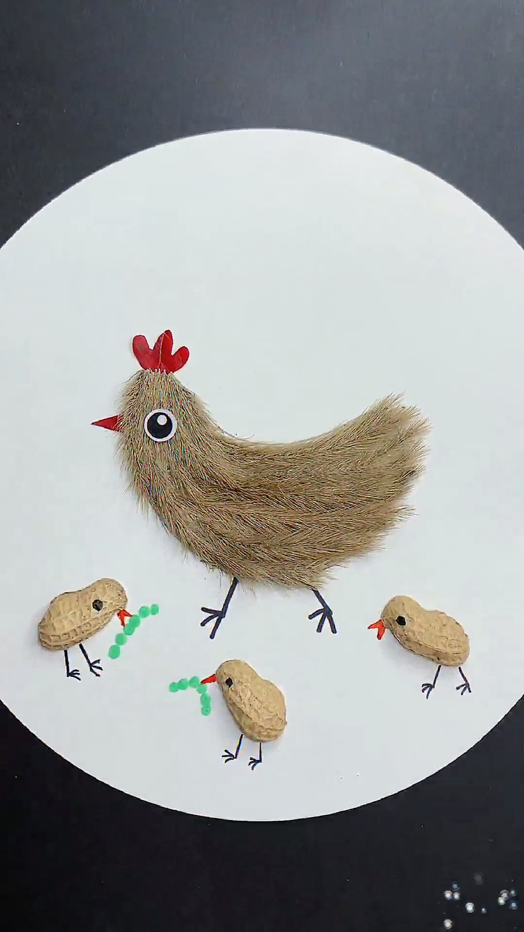 用狗尾巴草和花生壳,粘贴一幅鸡妈妈和小鸡创意手工画,太好玩了快来试试#亲子手工