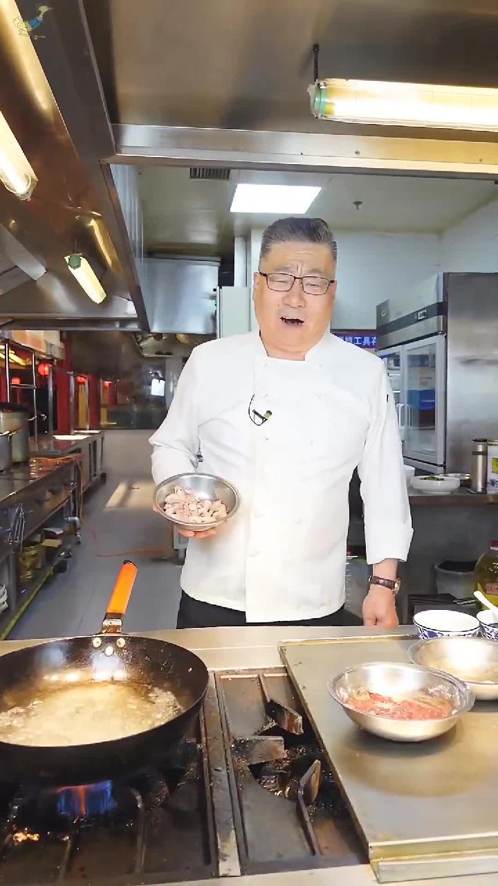 老厨子石万荣边聊边做老北京炒肝
