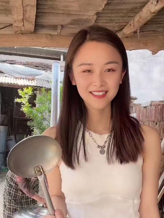 奶奶今天炒勒炒面，十几年没有喝炒面了，一口找到小时候的感觉！还有老家的烧麦子，咦 真香！
