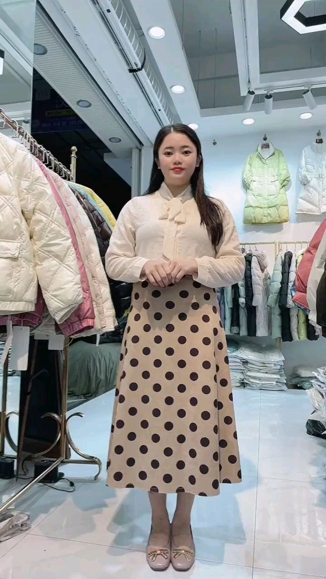 1110广州尾货市场女装清仓,杭州品牌高档轻薄款羽绒服组合系列
