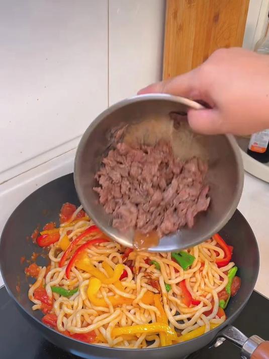 晚饭一盘牛肉乌冬面,有肉有菜真的好方便