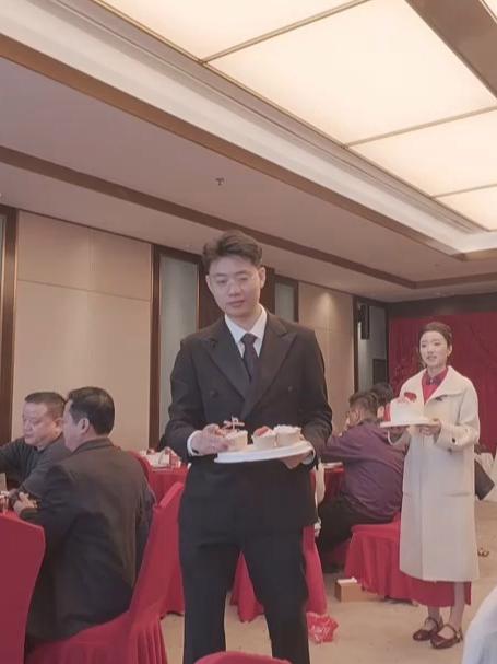 #花满春城我代言#订婚现场第一块蛋糕给闺蜜，男生送小蛋糕女生拿大蛋糕给闺蜜，网友：我闺蜜必
