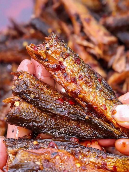 办公室零食新宠！手撕鱼丝丝入味，辣得超上头