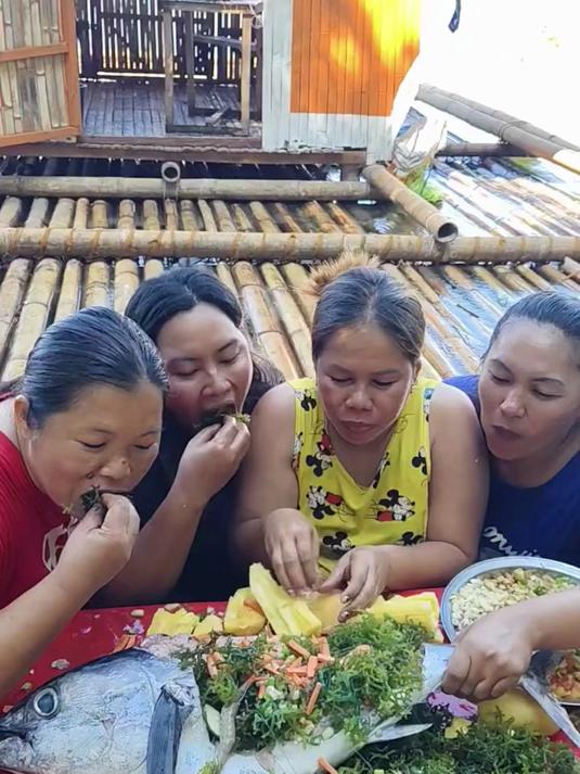 你知道东南亚人吃鱼生料理,是有多生猛吗?直接搭配用料整条啃