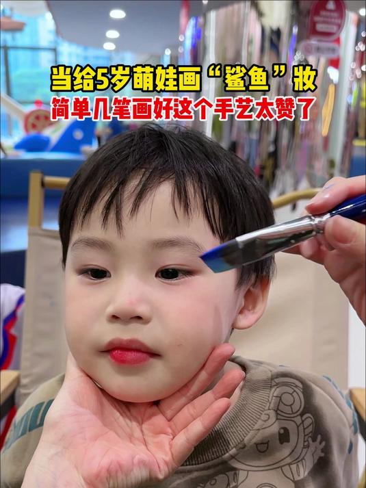 这个鲨鱼图案很简单,几笔就能画完,但是想画的小朋友特别多