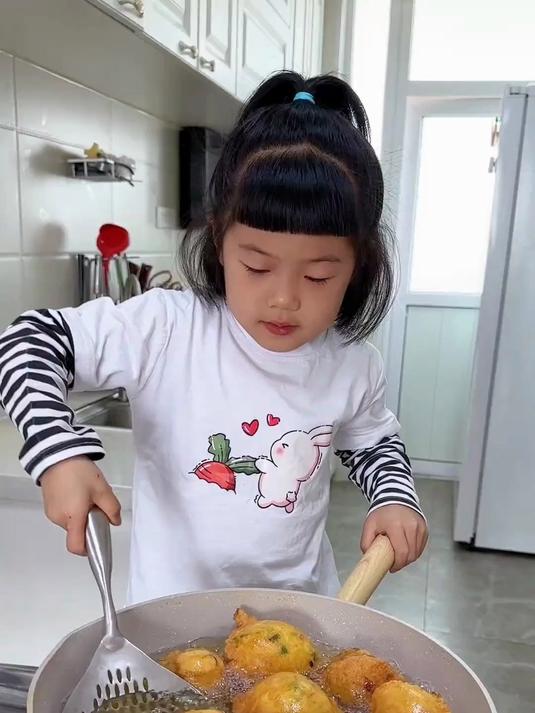女儿做早餐全程手不沾面就做出好吃的油炸鸡蛋泡泡