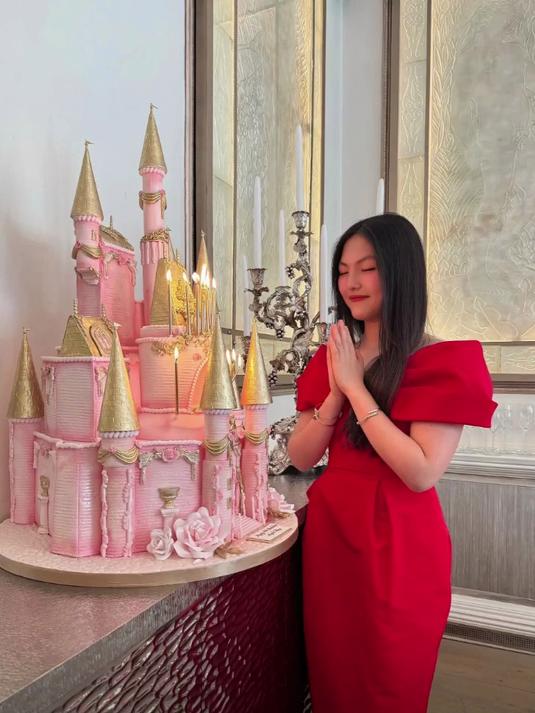 李湘王岳伦的女儿王诗龄16岁生日，半人高的城堡蛋糕尽显奢华