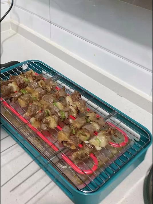 喜欢在家吃烧烤的用这个电烧烤炉,还能烤肉烤串都可以,操作简单