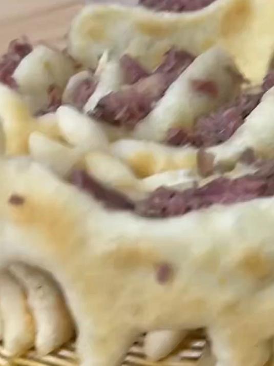 男子保定吃驴肉火烧,这火烧 驴里驴气的