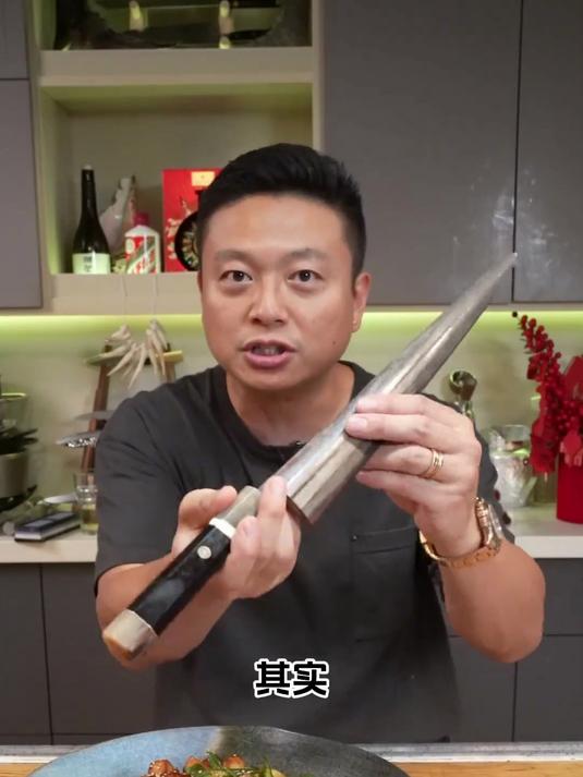 世界上游速最快的鱼,剑鱼。用剑鱼的剑切剑鱼,做个尖椒鸡尝尝