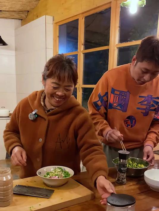 一年多没吃饺子了 全家出动包饺子吃