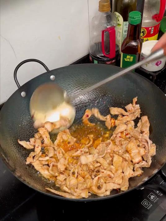 我建议大家把家里的铁锅铲,换成这种不锈钢炒勺,真的好用