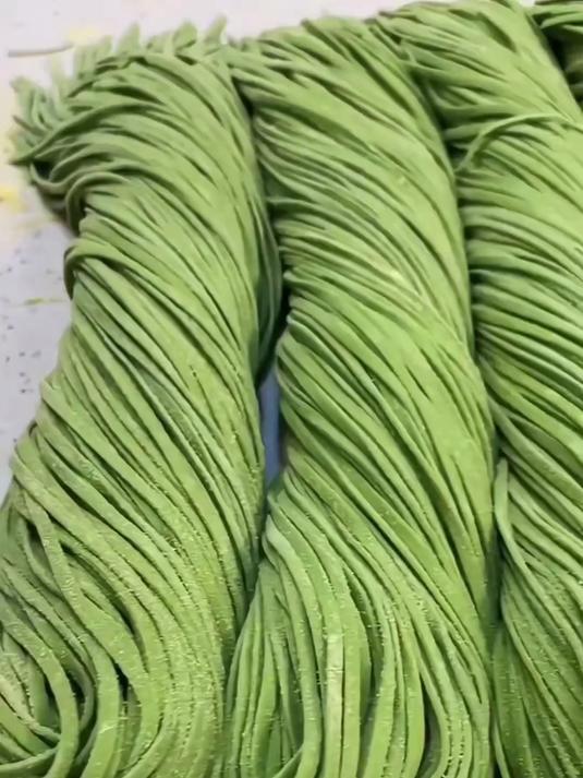 桑叶苦瓜芹菜面蔬菜汁和面面筋道爽滑爱吃面的可以放心吃
