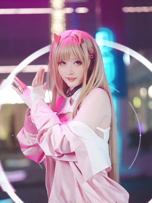 “和我对视吧，眼睛很难说谎的。” 黑金芭比摇摆舞 毒蛇