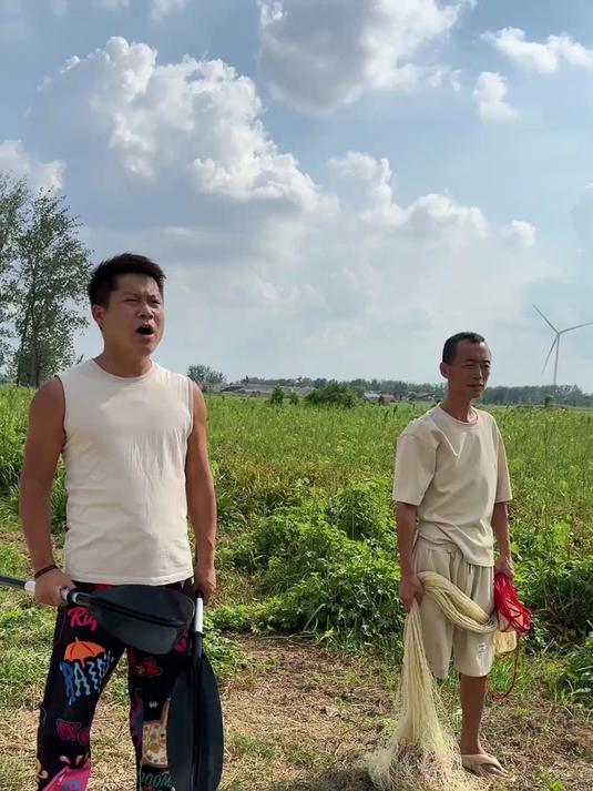 昨天朋友在这个河里钓了一条30斤重的大草鱼，我们今天来探一探