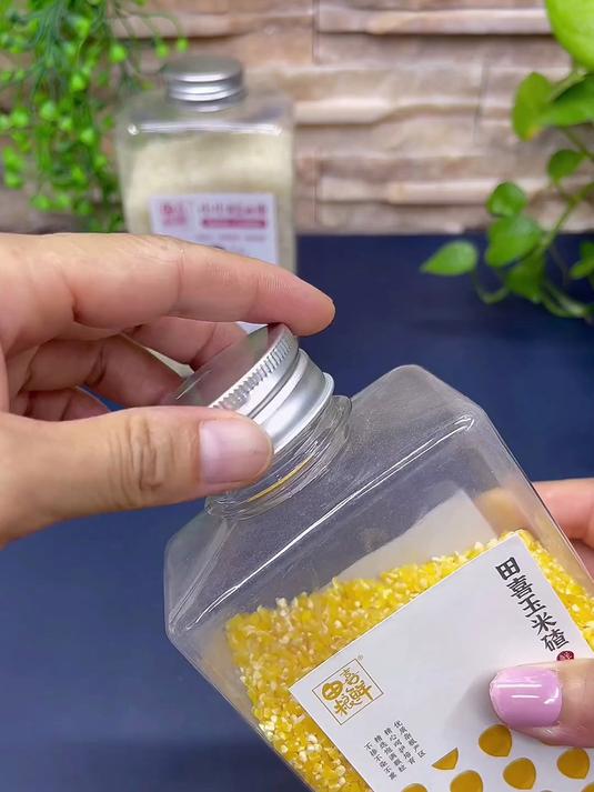 到了吃玉米糁的季节,粗粮细吃,熬出的粥粘黏糊糊的、营养又好喝