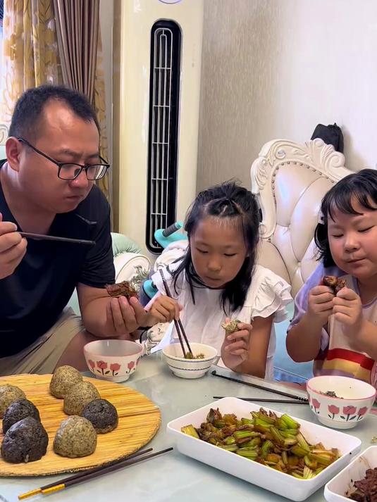 家有爱吃忆苦思甜饭的儿子太好伺候了！就喜欢窝头咸菜配凉水