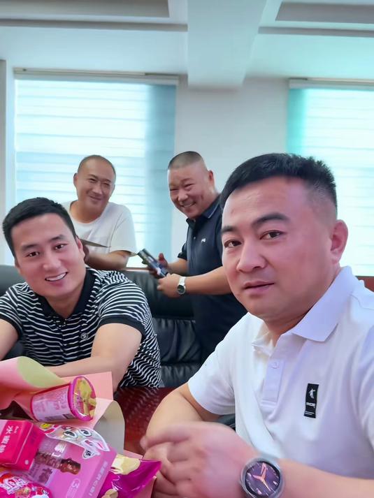 老弟呀，你来就来吧，干嘛给我带礼