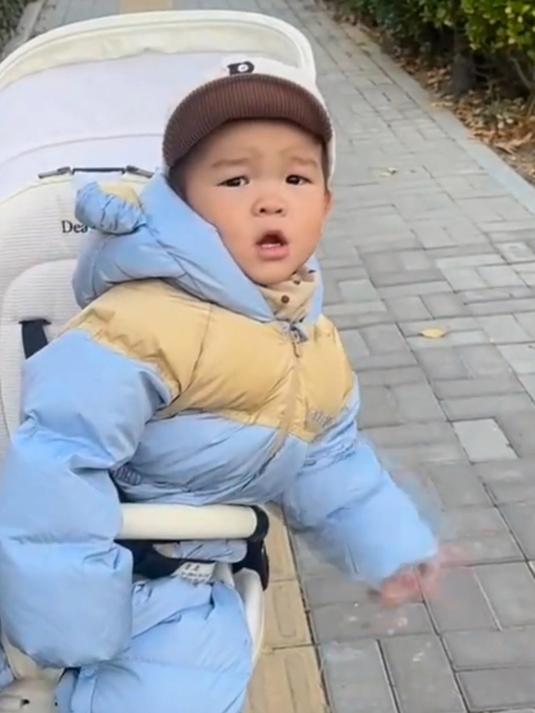 爸爸假装不认识路过看看宝宝反应,宝宝一脸震惊的看着爸爸背影