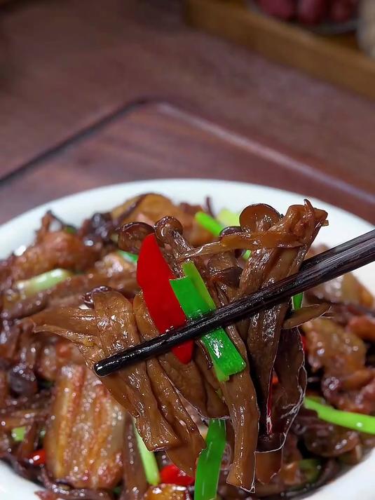 平时下面条放鹿茸菇,汤味能好点?