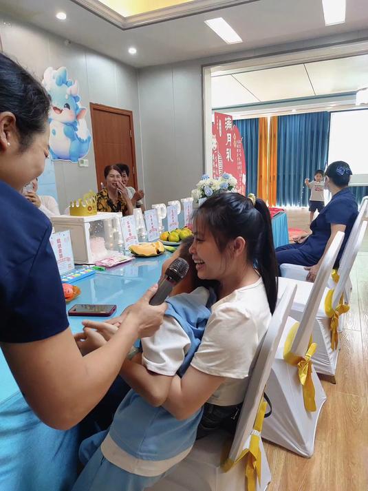 广西钦州:月子宝宝的满月仪式,好多小朋友也来参加、一起吃蛋糕