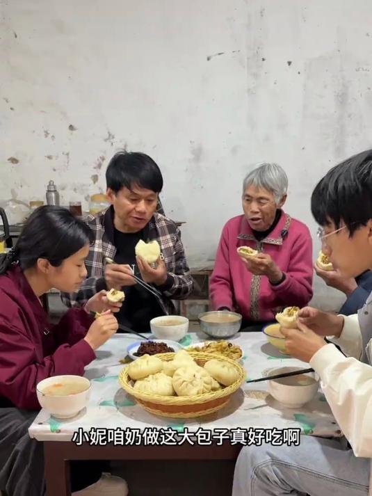 这就是隔辈亲,孙子在家忘了儿子,今天做的豆芽粉条大包子