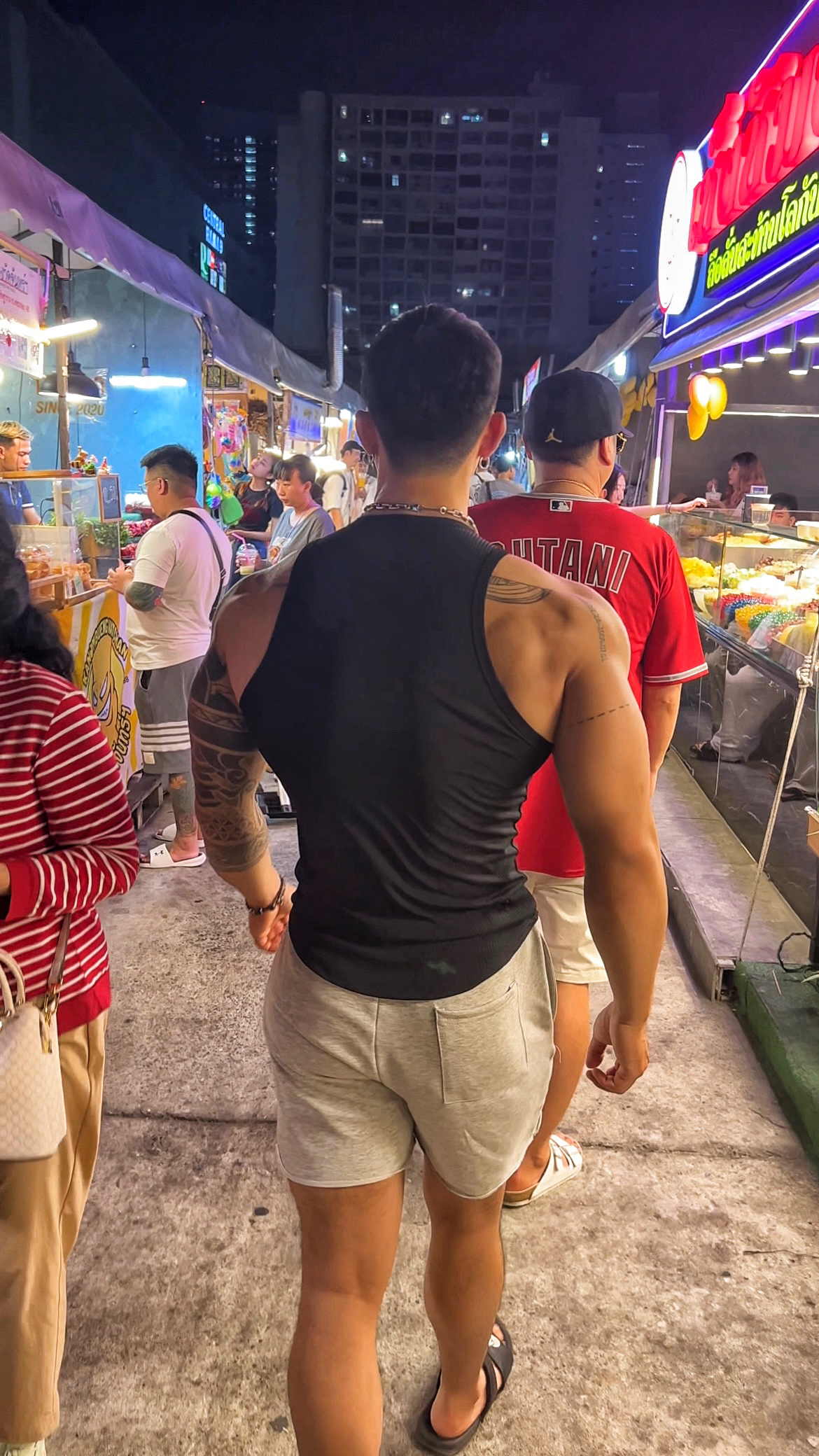 听说这块不太平?肌肉男泰国勇闯夜市