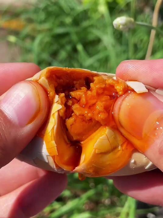 北海红树林烤海鸭蛋，咸香入味不油腻，早餐佐餐都离不开它！