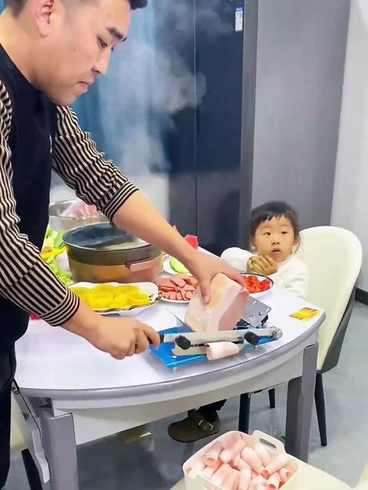 家用切肉机薄厚可调，切肉切蔬菜瓜果都可以，有它太方便了