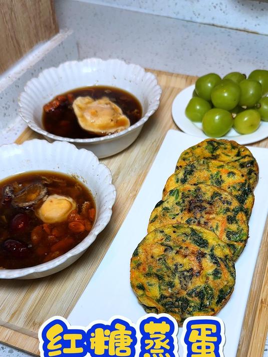 早餐做了一份红糖蒸蛋,孩子吃完气色红润,菠菜虾仁饼也很好吃