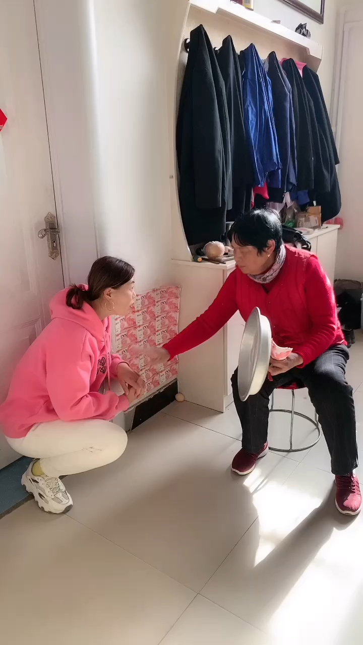 鸡蛋怎么压不烂呢?