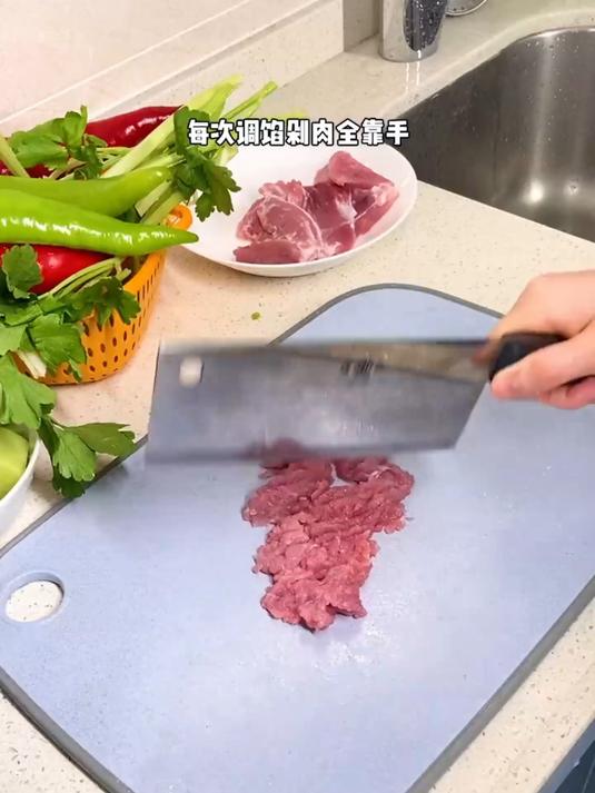 包饺子自由!绞肉机 5 秒出馅,厨房小白也不翻车