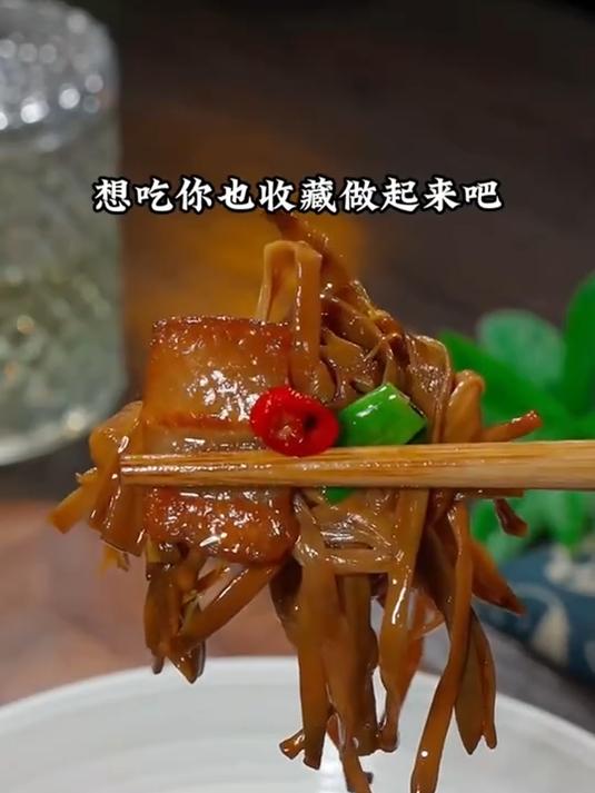 厨房小白也能搞定!酸辣黄花菜咋做到爽脆入味,配饭吃不够?