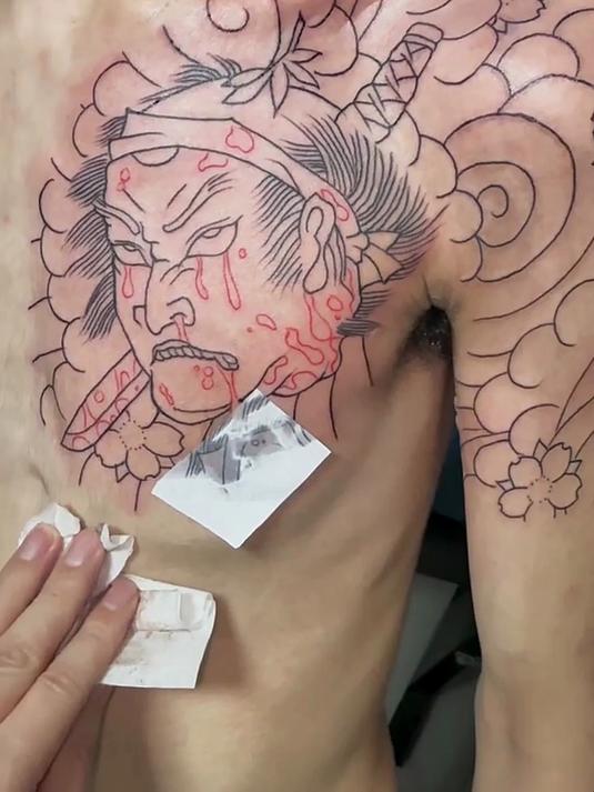 小伙子纹身半甲,瘦的皮包骨头,过程一定很疼